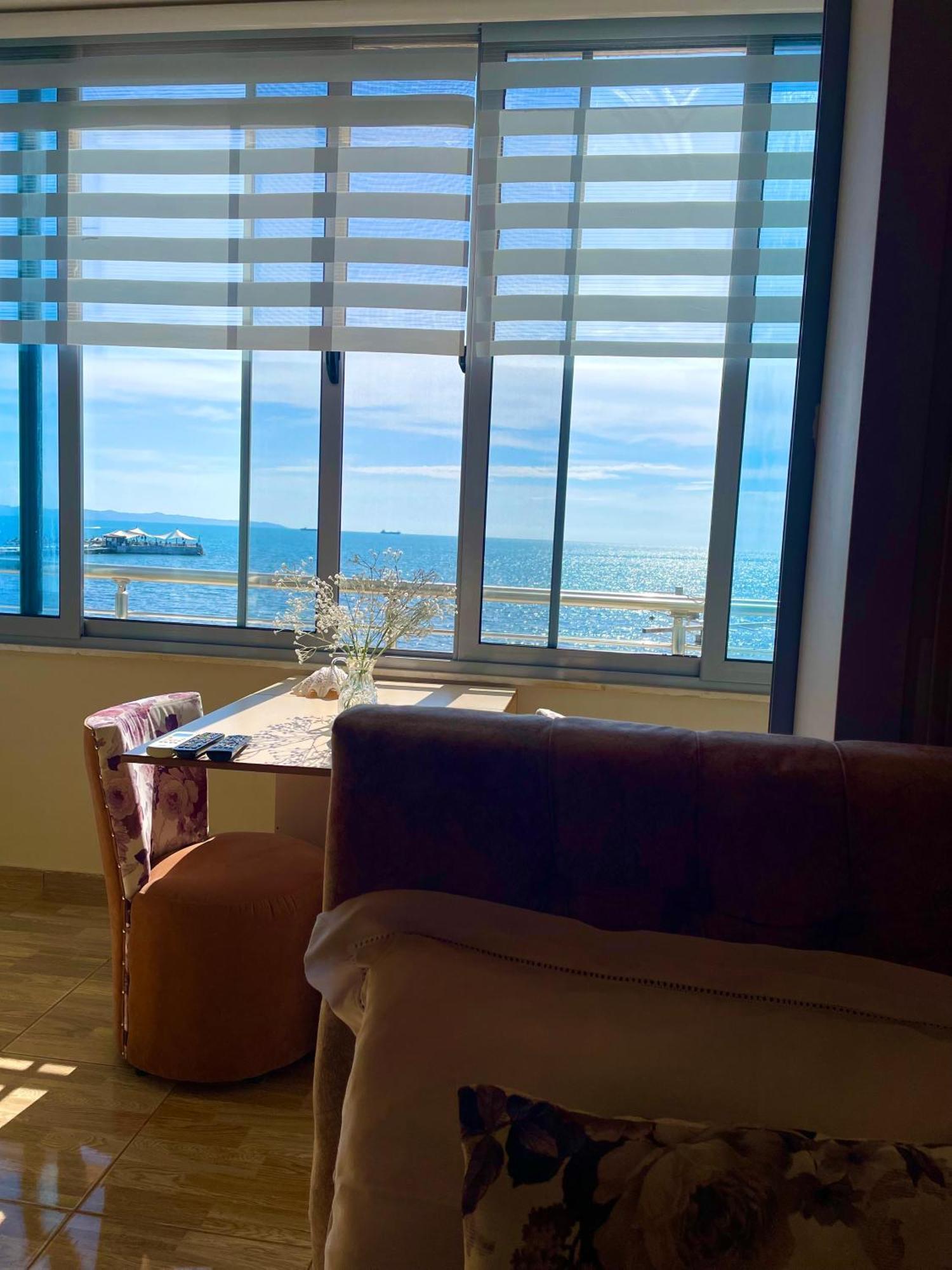 Cozy Beachfront Room ดูร์เรส ภายนอก รูปภาพ