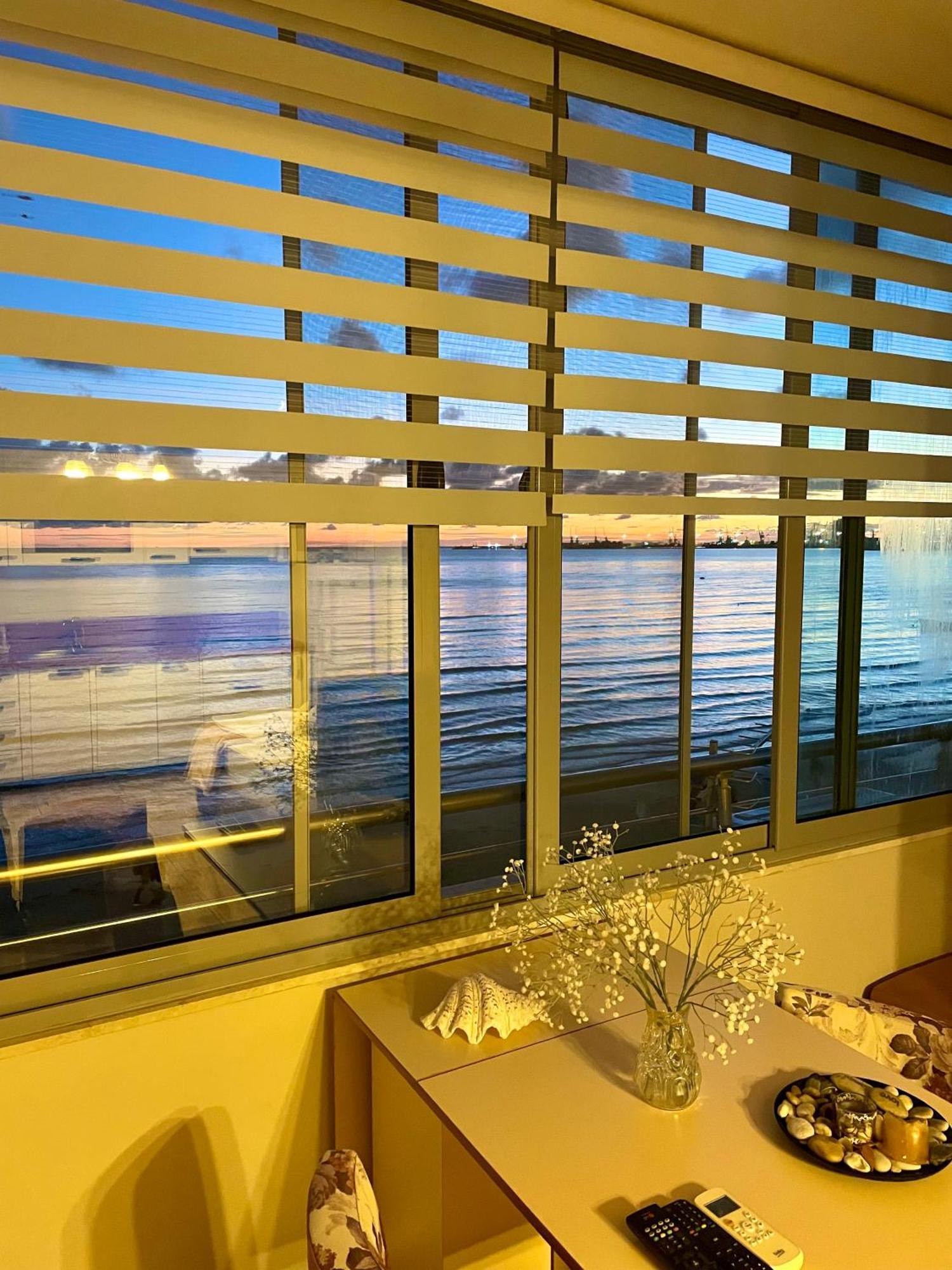 Cozy Beachfront Room ดูร์เรส ภายนอก รูปภาพ