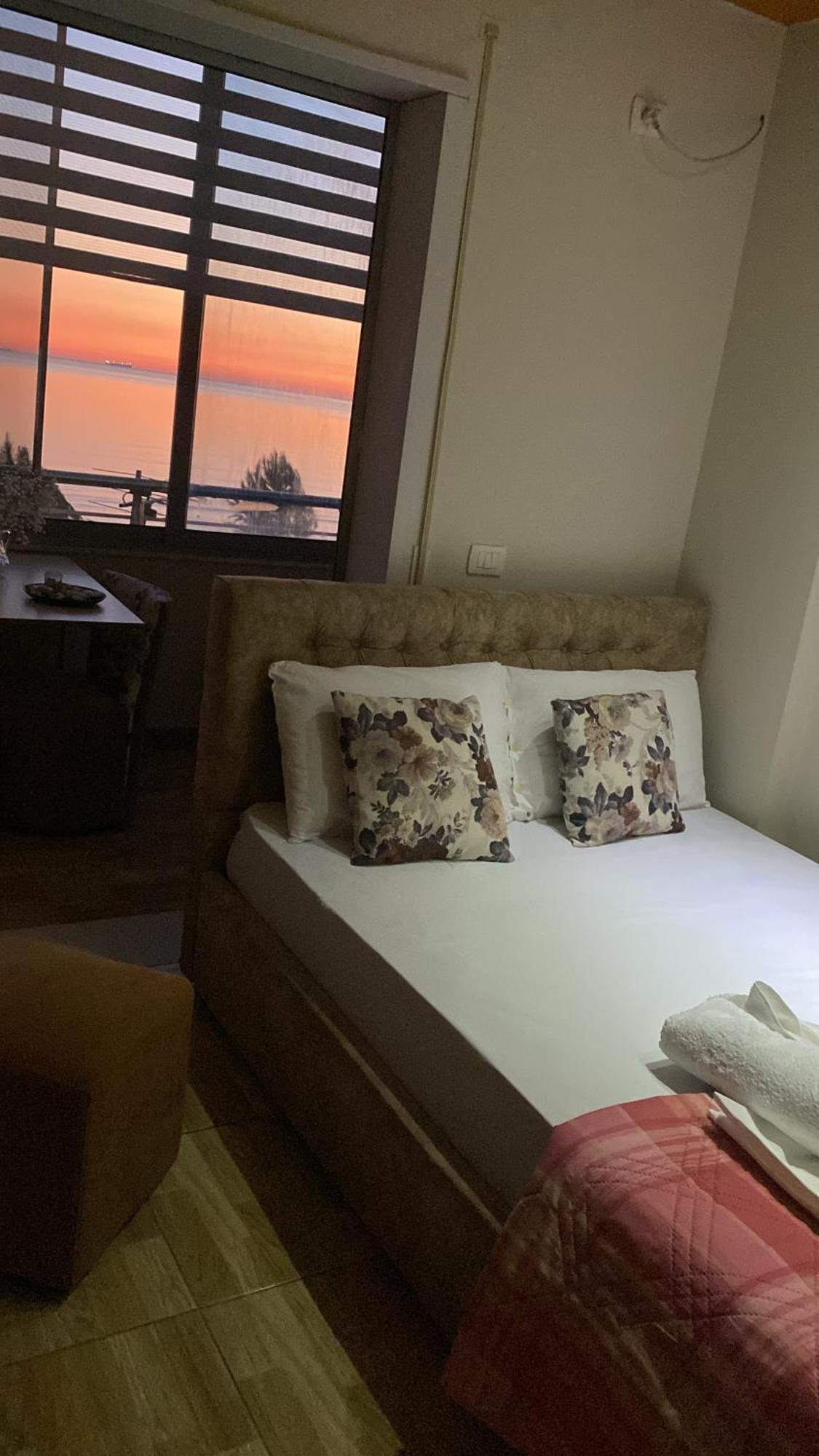 Cozy Beachfront Room ดูร์เรส ภายนอก รูปภาพ